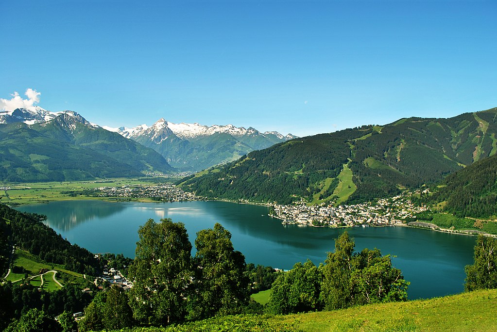 A scenic shot of the town of Zell am See in Austria